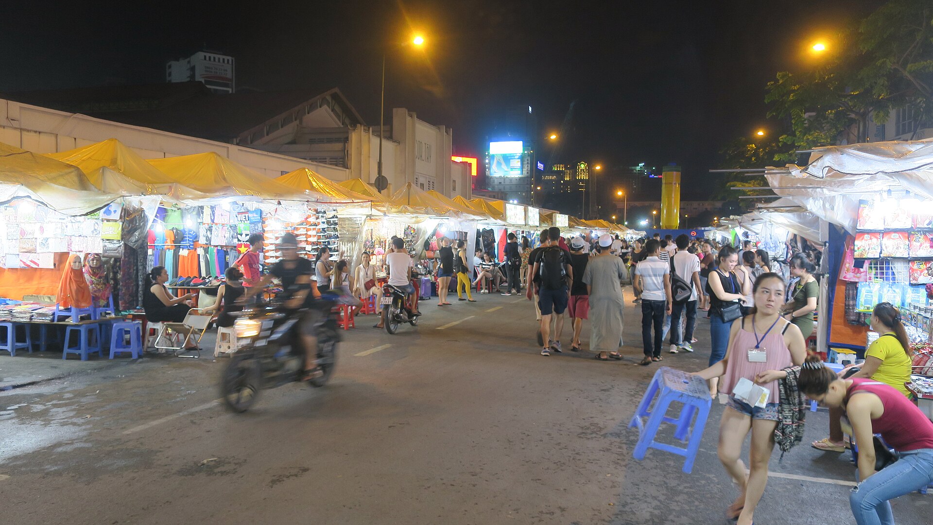 Chợ đêm Bến Thành rực đèn với các gian hàng ăn uống
