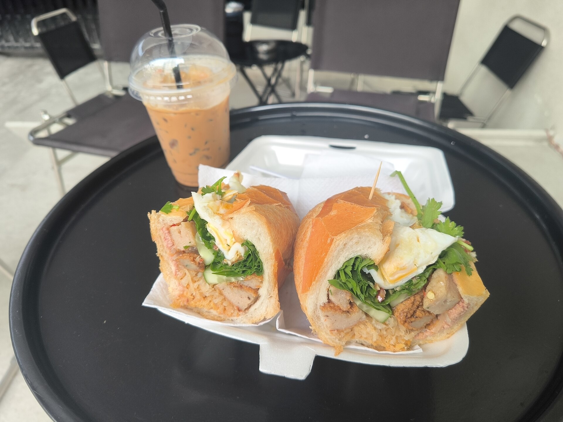 Ổ bánh mì và ly cà phê trong một quán ở Sài Gòn