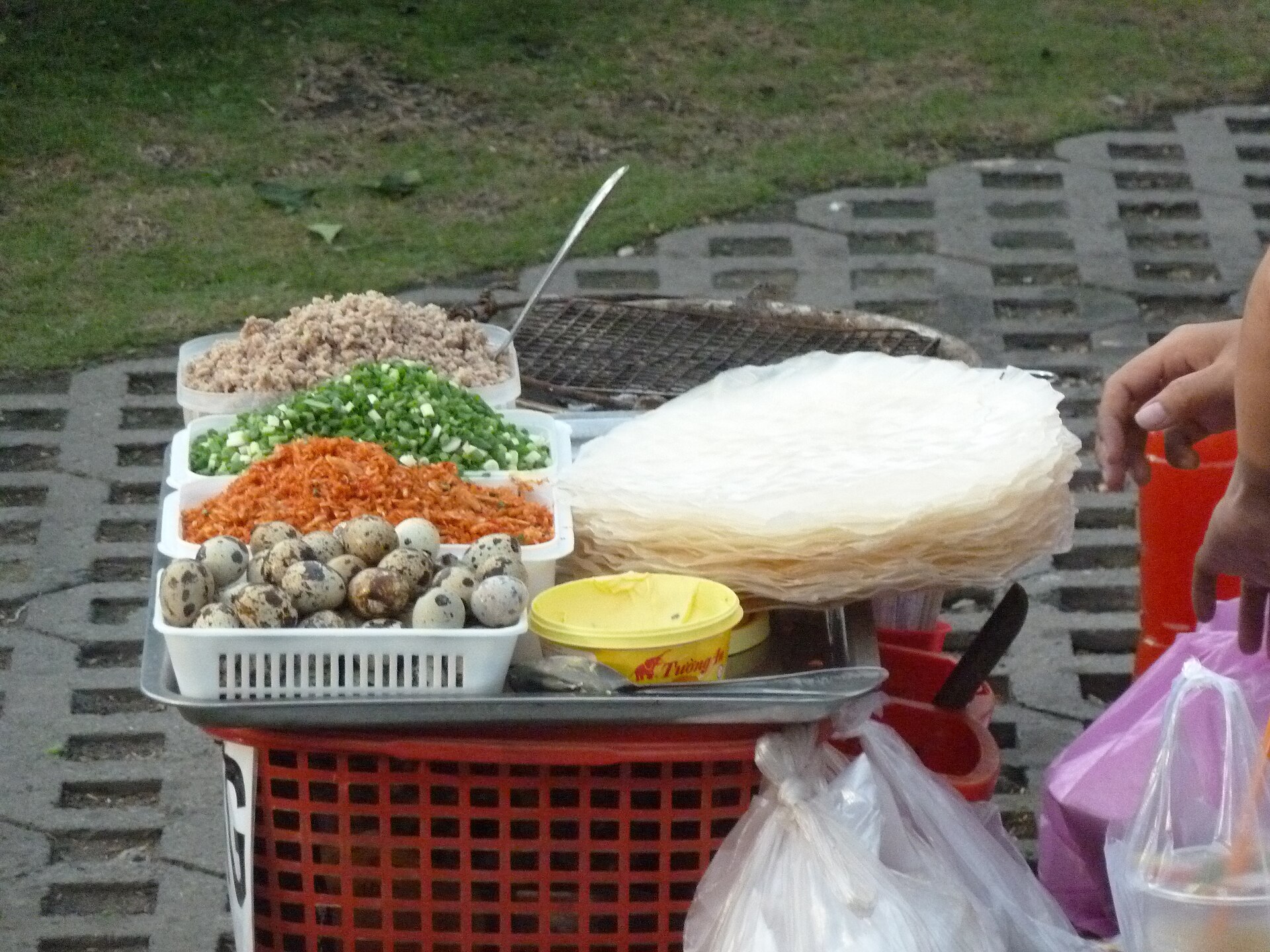 Bánh tráng nướng, món ăn vặt đường phố ở TP.HCM
