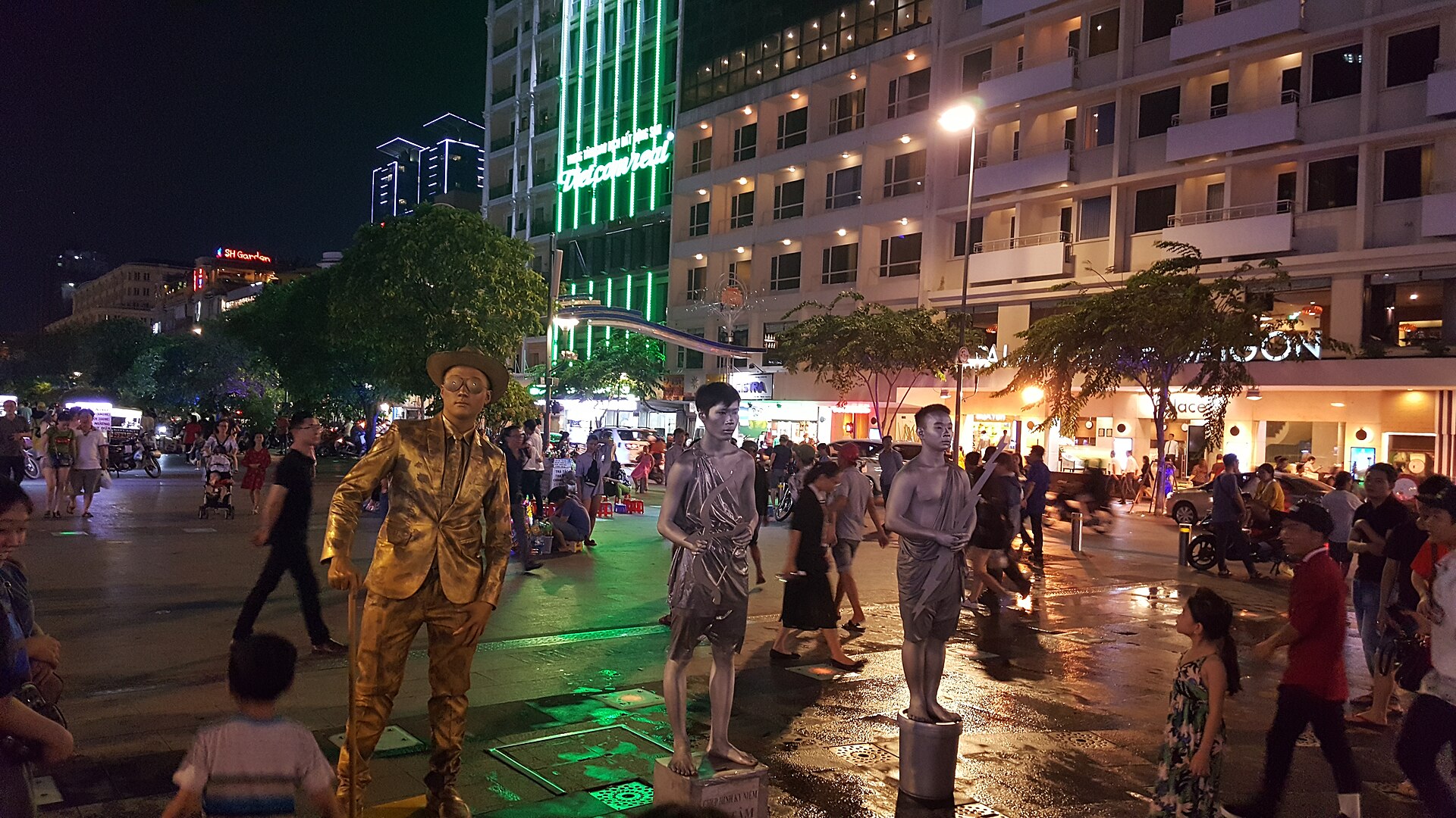Phố đi bộ Nguyễn Huệ sáng đèn về đêm, đông người dạo chơi
